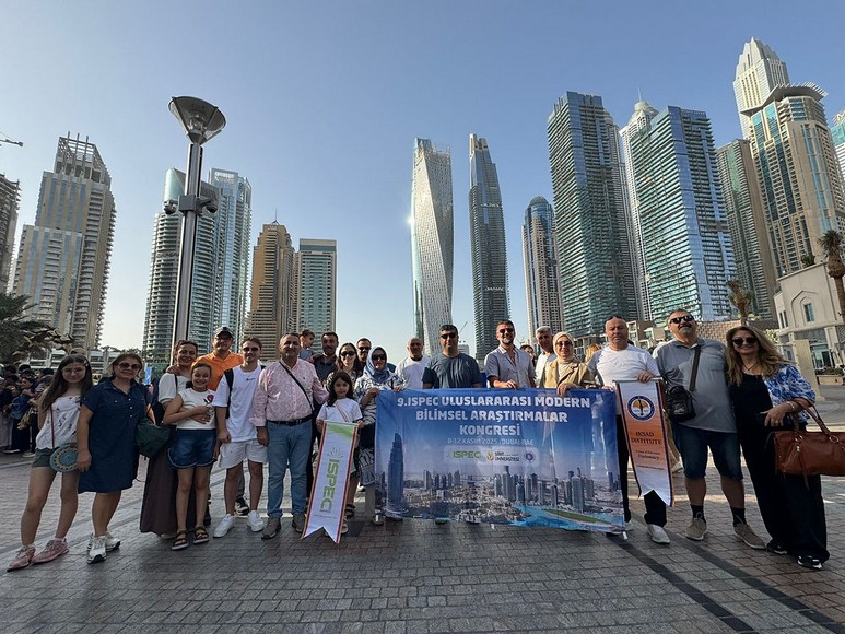  Đoàn khách Hà Nội chụp ảnh lưu niệm trước tháp Burj Khalifa