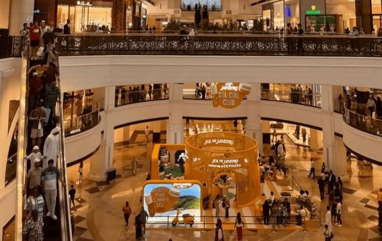 Khách tự do dạo trung tâm thương mại Dubai Mall vào thời gian rảnh