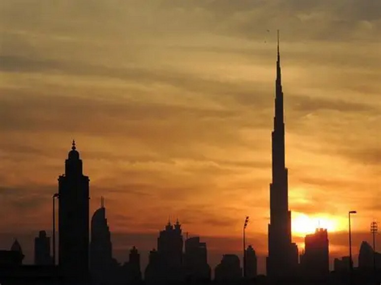Bình minh ở Dubai nhìn từ cửa sổ máy bay khi vừa hạ cánh