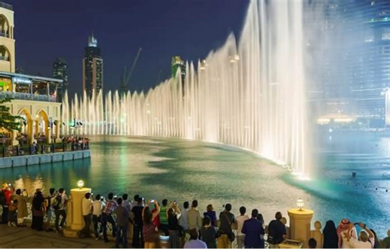  Du khách ngắm màn trình diễn nhạc nước miễn phí tại đài phun nước Dubai buổi tối