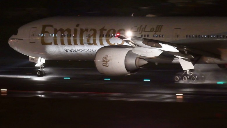 Máy bay Emirates tại sân bay Nội Bài chuẩn bị khởi hành đi Dubai