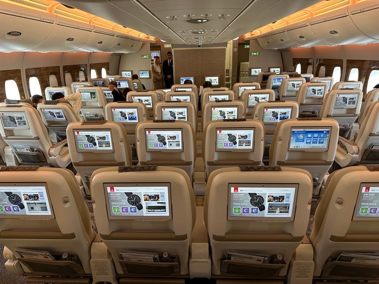 Khoang máy bay Emirates trong chuyến bay đêm từ Hà Nội đi Dubai