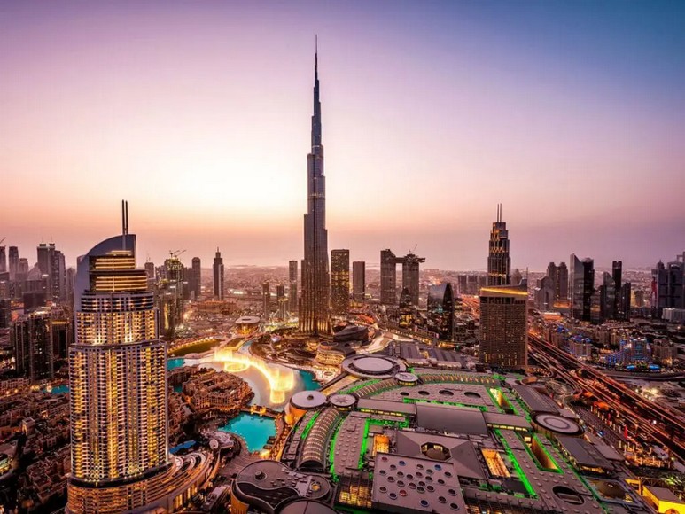 Toàn cảnh đường chân trời Dubai với tháp Burj Khalifa nhìn từ xa