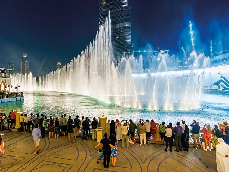 Đài phun nước Dubai biểu diễn buổi tối cạnh Dubai Mall
