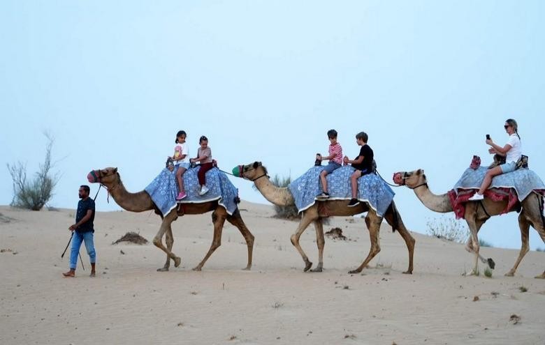  Trẻ em cưỡi lạc đà cùng gia đình trong chương trình trải nghiệm sa mạc tại Dubai