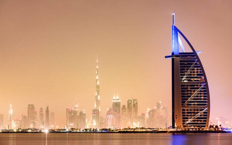 Khách sạn Burj Al Arab nhìn từ bãi biển Sunset Beach lúc hoàng hôn