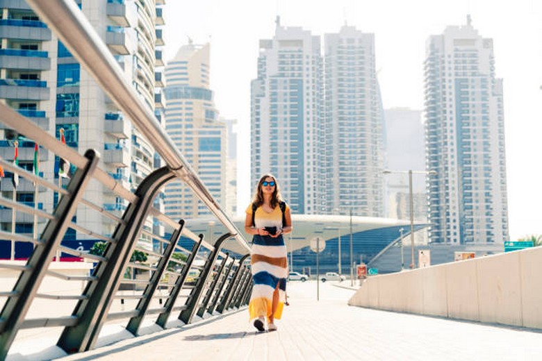  Du khách mặc trang phục rộng rãi, màu sáng dạo bước ở khu Dubai Marina