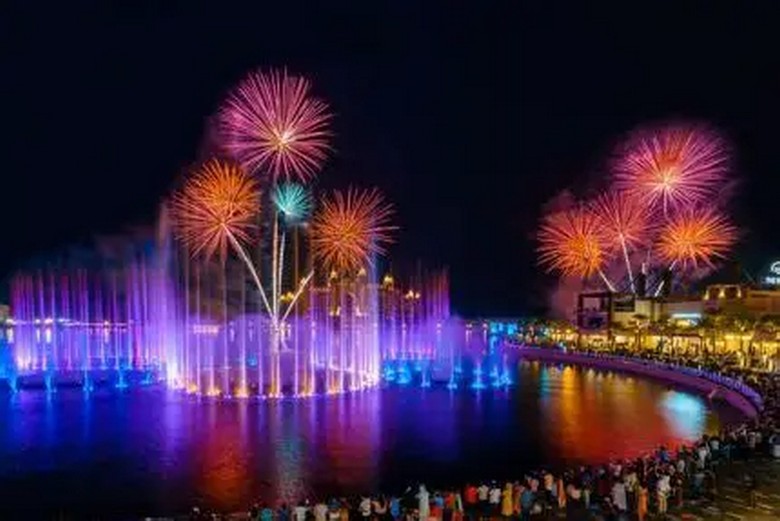 Đài phun nước Dubai biểu diễn buổi tối với ánh đèn năm mới