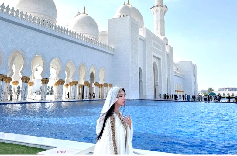 Du khách trải nghiệm mặc thử trang phục Emirati
