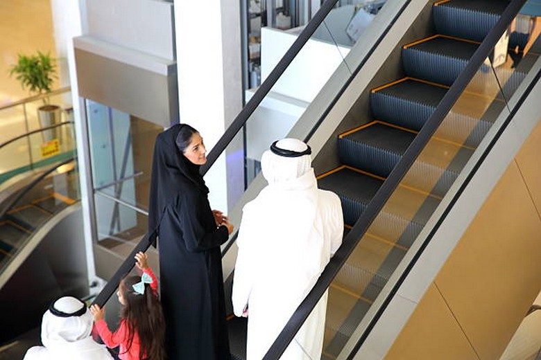 Cặp đôi nắm tay dạo bước tại trung tâm thương mại Dubai Mall
