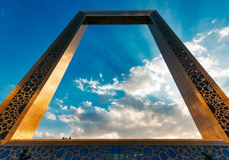 Khung vàng Dubai Frame in trên nền trời