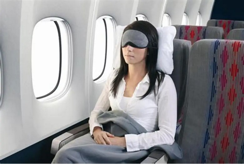  Du khách đeo bịt mắt nghỉ ngơi trên máy bay