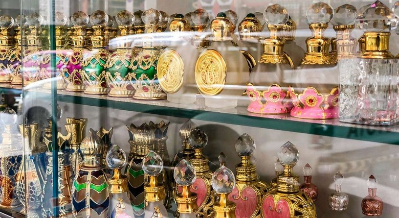 Quầy nước hoa Ả Rập và oud tại chợ truyền thống Dubai