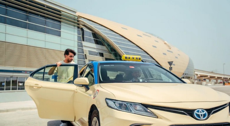 Taxi màu kem của Dubai trên đường phố
