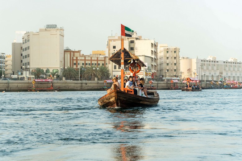Thuyền Abra qua kênh Dubai Creek nối Al Fahidi và chợ Vàng