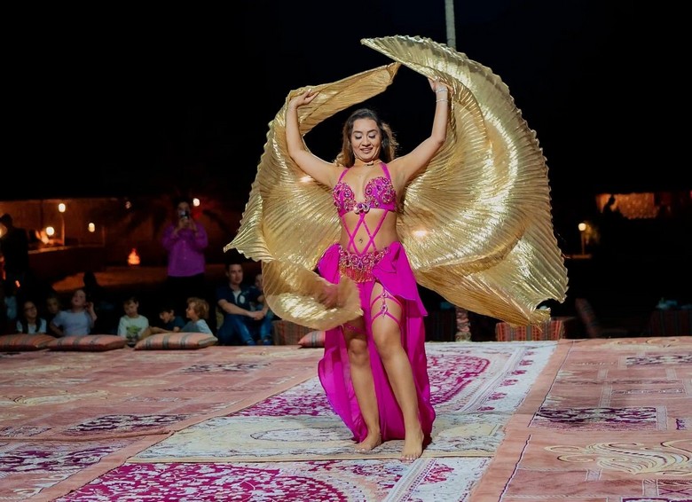 Vũ công múa bụng biểu diễn bên ánh lửa trại sa mạc Dubai