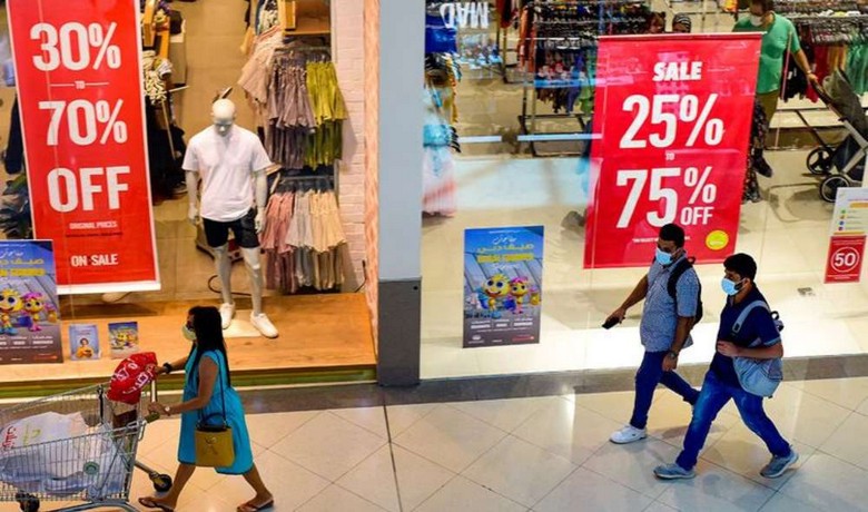 Cửa hàng outlet treo biển giảm giá ở Dubai Outlet Mall