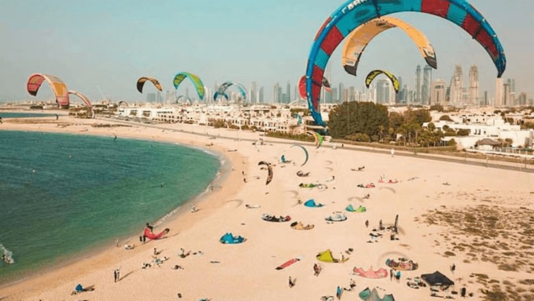 Bãi biển Kite Beach Dubai với đường chạy bộ ven biển và cao ốc phía sau