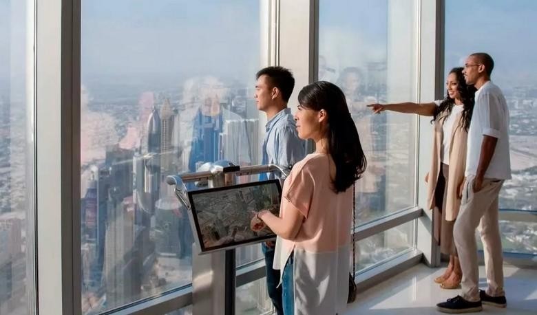 Đài quan sát trên tầng cao Burj Khalifa nhìn xuống toàn cảnh Downtown Dubai