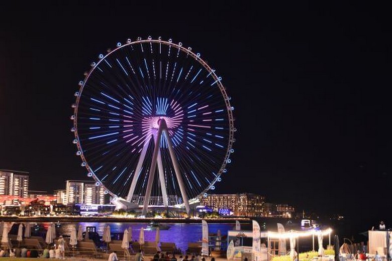 Vòng quan sát Ain Dubai thắp sáng rực rỡ bên bờ biển đảo Bluewaters về đêm