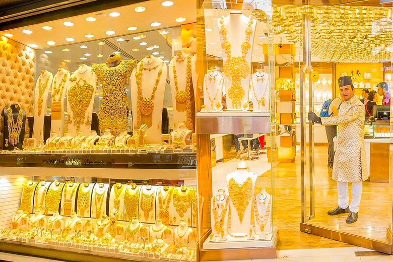 Gian hàng vàng và trang sức bên trong Blue Souk Sharjah