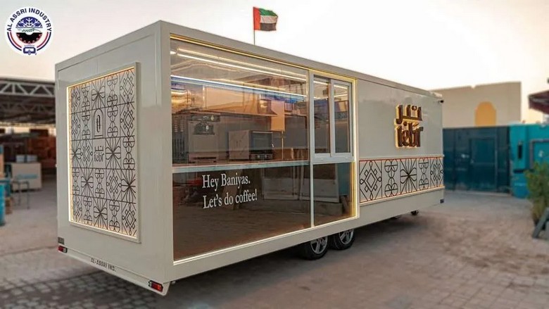 Quầy cafeteria đường phố bán trà Karak nóng tại Dubai