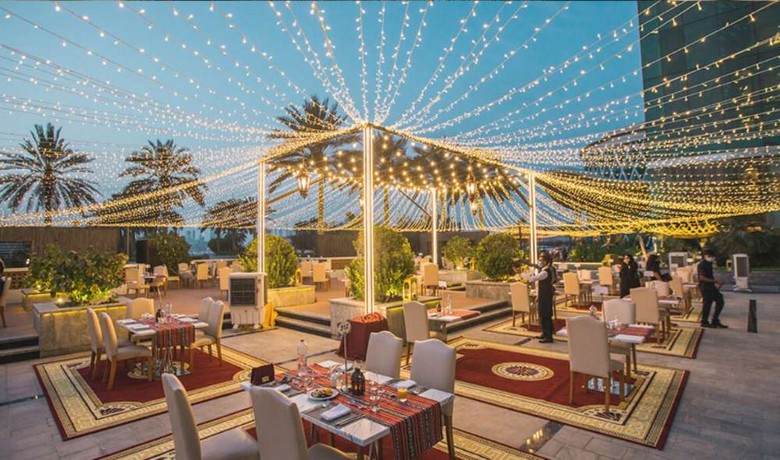 Không gian sân trong tại một nhà hàng Emirati truyền thống ở Dubai