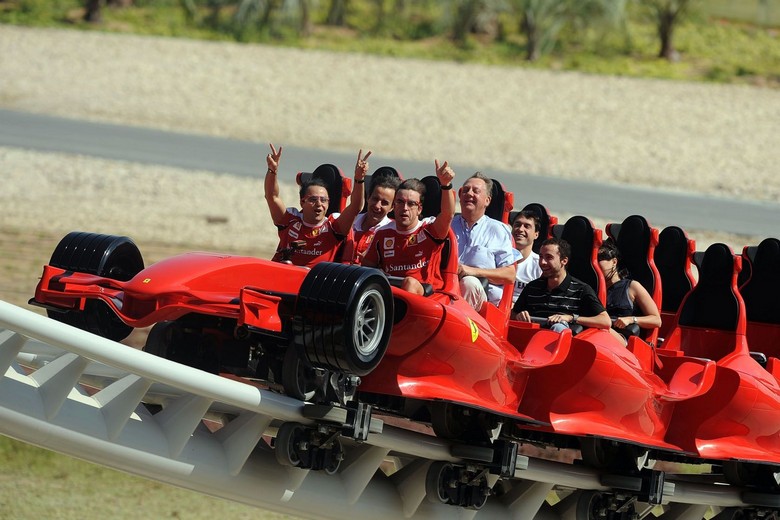 Tàu lượn Formula Rossa lao vút với tốc độ cao tại Ferrari World