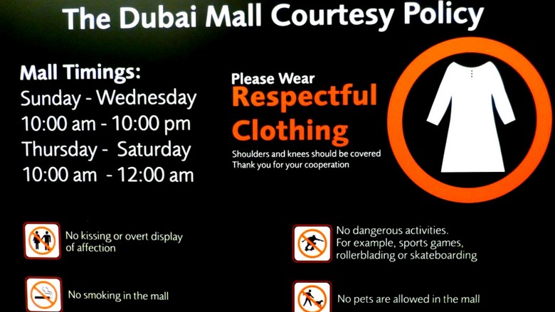 Biển báo hướng dẫn ăn mặc lịch sự tại một trung tâm thương mại Dubai