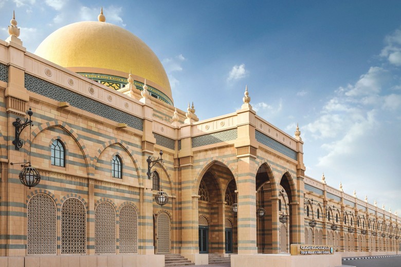 Mái vòm dát vàng của Bảo tàng Văn minh Hồi giáo Sharjah nhìn từ đường Corniche