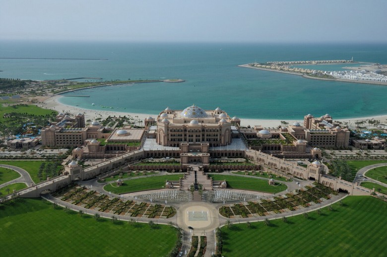 Toàn cảnh khách sạn Emirates Palace Abu Dhabi với mái vòm trung tâm nổi bật