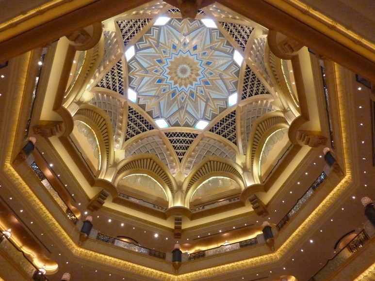 Mái vòm trung tâm dát vàng 24 karat bên trong sảnh Emirates Palace