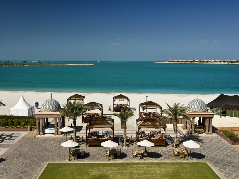 Bãi biển riêng của Emirates Palace nhìn ra vịnh Ả Rập