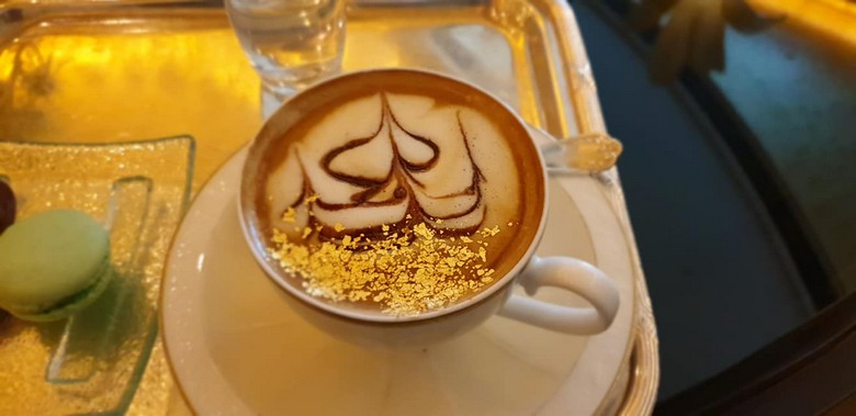 Ly cappuccino phủ vảy vàng 24 karat phục vụ tại Le Café Emirates Palace