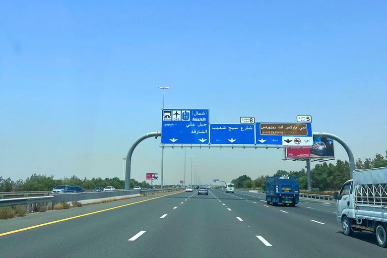 Xe di chuyển trên cao tốc E11 nối liền Dubai và Abu Dhabi
