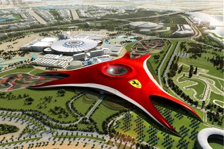 Toàn cảnh công viên Ferrari World Abu Dhabi với mái vòm đỏ khổng lồ