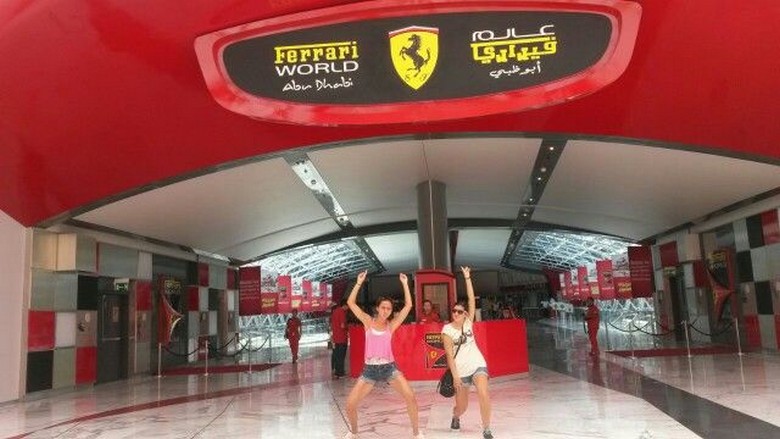  Gia đình khách du lịch chụp ảnh lưu niệm trước cổng vào Ferrari World