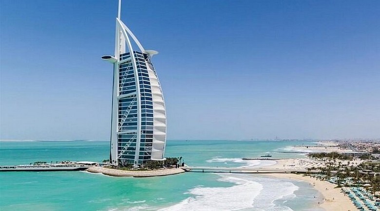  Khách sạn Burj Al Arab hình cánh buồm trên đảo nhân tạo riêng