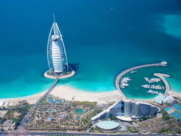 Cây cầu cong dài khoảng 280 mét dẫn ra đảo Burj Al Arab