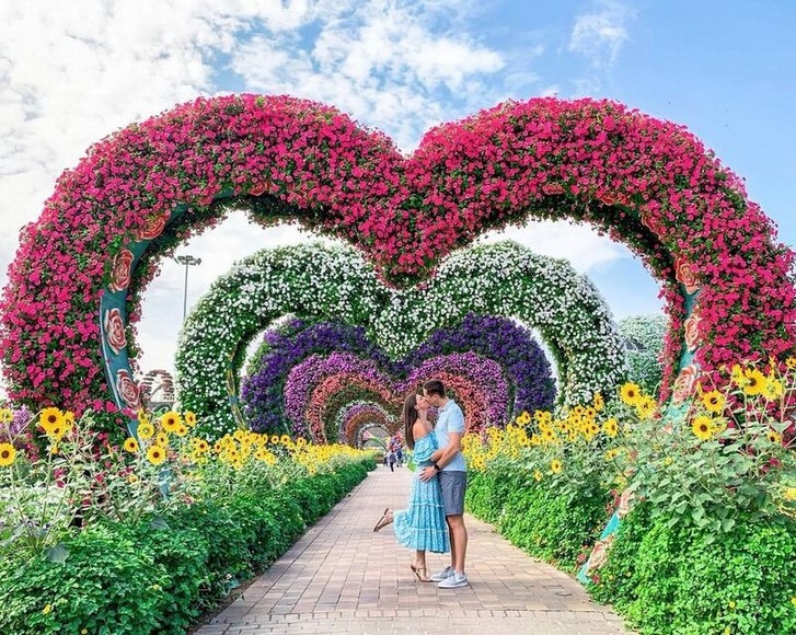 Khách chụp ảnh kỷ niệm giữa các luống hoa tại Miracle Garden