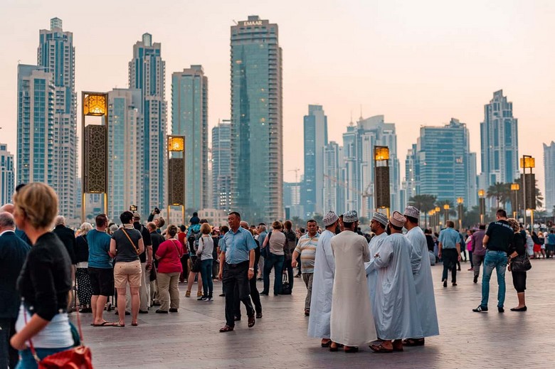 Người dân nhiều quốc tịch cùng sinh hoạt trật tự tại một công viên Dubai